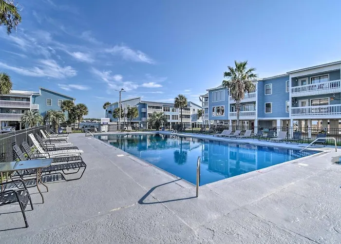 Gulf Shores Condo: Private Balcony & Beach Views!