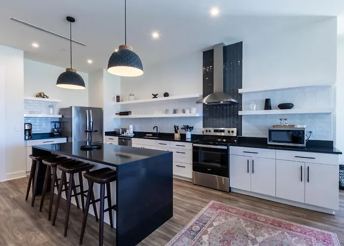 Modern 4 Bedroom Luxury Condo With Rooftop Pool Next To The Hangout!
