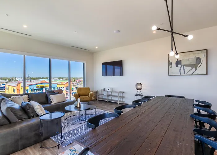 Elegant 4 Bedroom Luxury Condo With Rooftop Pool Next To The Hangout