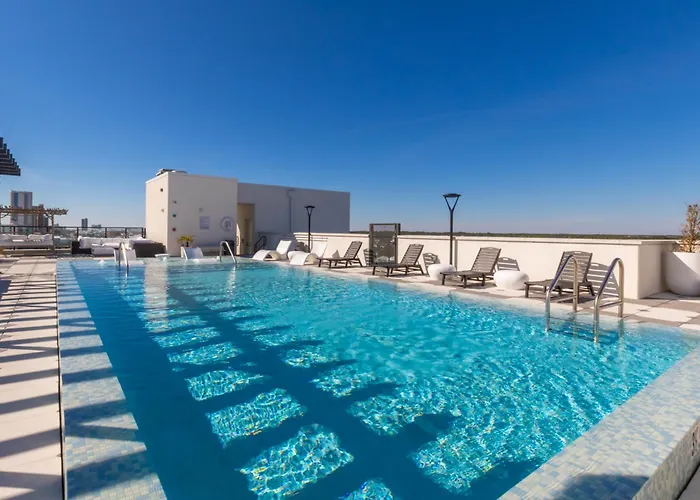 Spacious 4 Bedroom Beachfront, Luxury Condo Next To The Hangout- Gp 301
