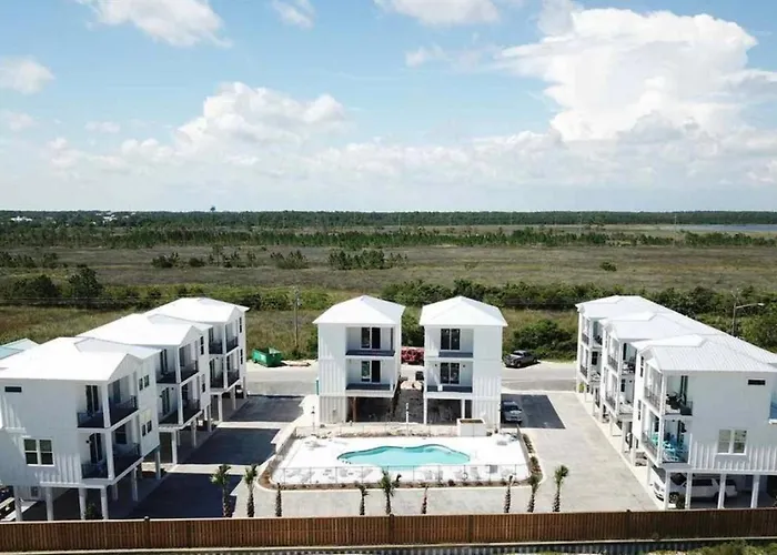 2 Bedroom Dog Friendly Cottage With Bunks, Sleeps 10, Heated Outdoor Pool, Walk To Beach