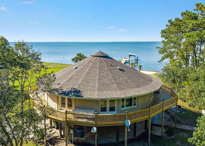Round House Retreat On The Bay