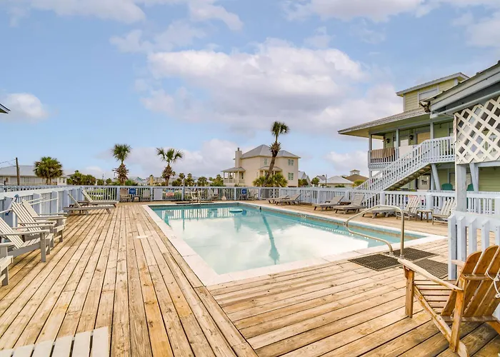 Gulf Shores Condo W/ Pool: Walk To Beaches!