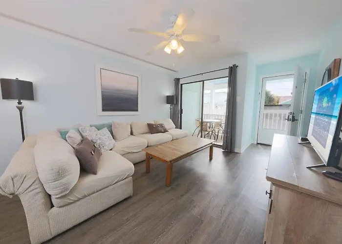 Cute 2 Bedroom Condo At Beachcomber With Beach Access 100 Feet Across Street