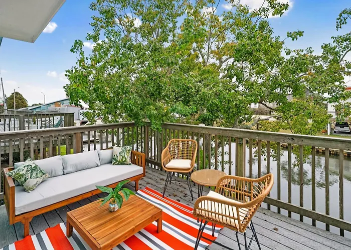 Waterfront Condo - Canal Views - Walk To Beach