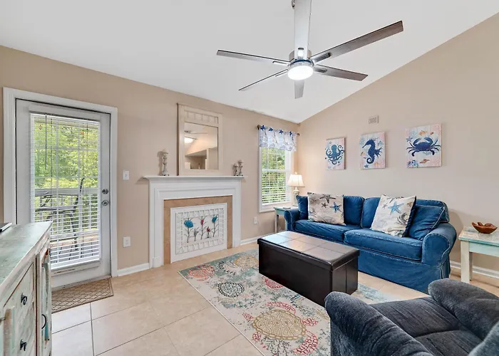 Charming Condo With Luxe Amenities Less Than 10 Minutes From The Beach