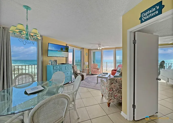 Beachfront Corner Condo With Pool Access & Free Activities