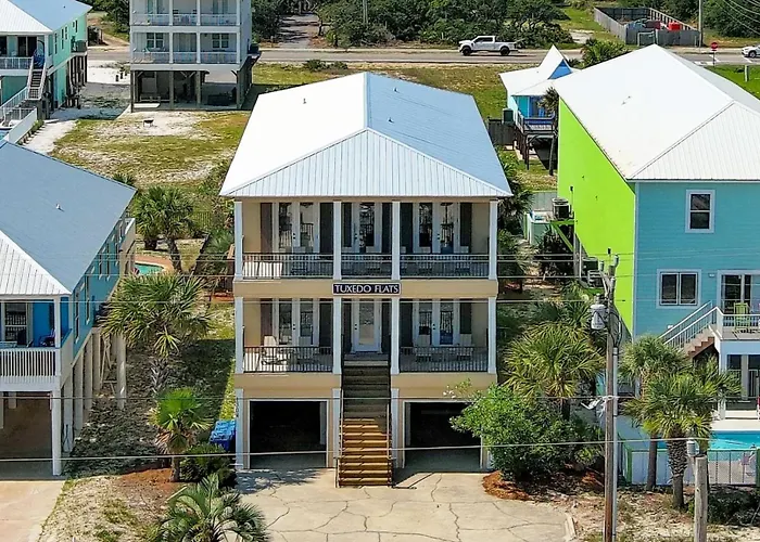 Tuxedo Flats By Gsvr - Beachside With Dual Living Areas & Backyard With Pools - Free Activities And Golf