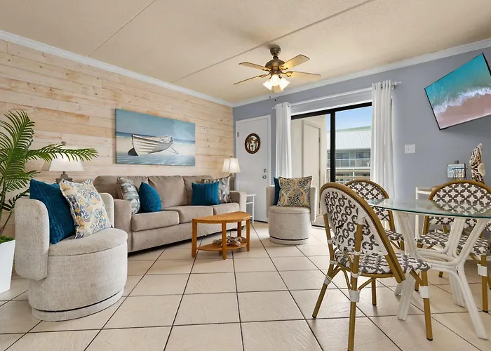 Beachy Family Home - Pools Balcony Beach Access