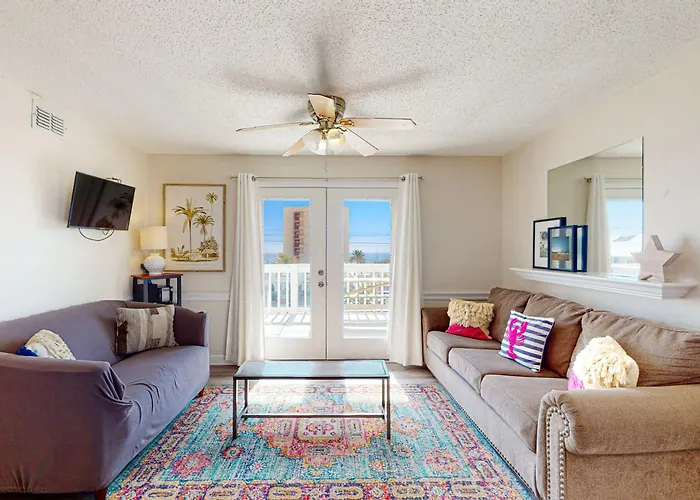 Top-Floor Condo With Pool & Great Views - Close To The Beach
