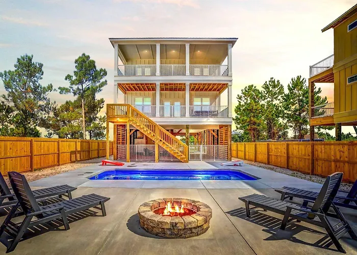 Sprawling Retreat With An Enclosed Pool Large Balcony Outdoor Shower & W&D