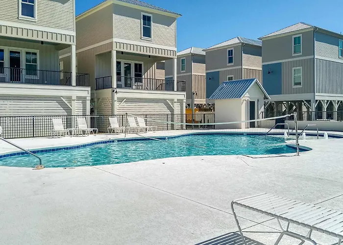 Luxurious Two-Story Cottage Near The Beach W A Full Kitchen & Shared Pool