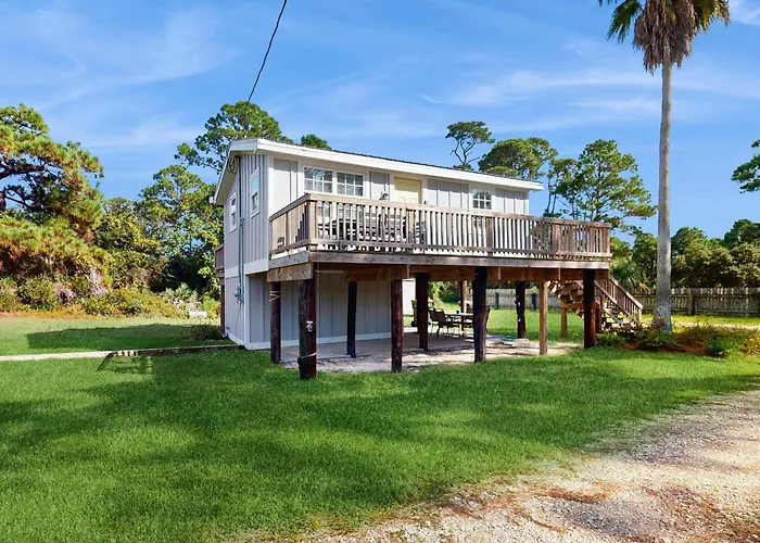 Cozy Home Located Walking Distance To Beach Local Restaurants And Internet