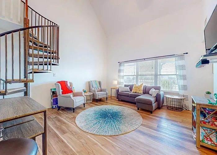 Sunlit Two-Story Condo With Pool Walk One Block To The Beach