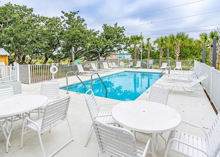 New Home Near The Beach With On-Site Pool Hot Tub Private Balcony & W&D