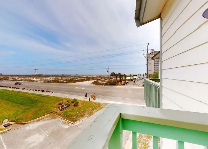 Renovated Condo By The Beach With Pool Access & Private Balconies