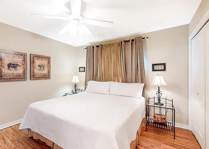Stylish Coastal Escape Near The Beach With Pool Wifi Full Kitchen & Central Ac