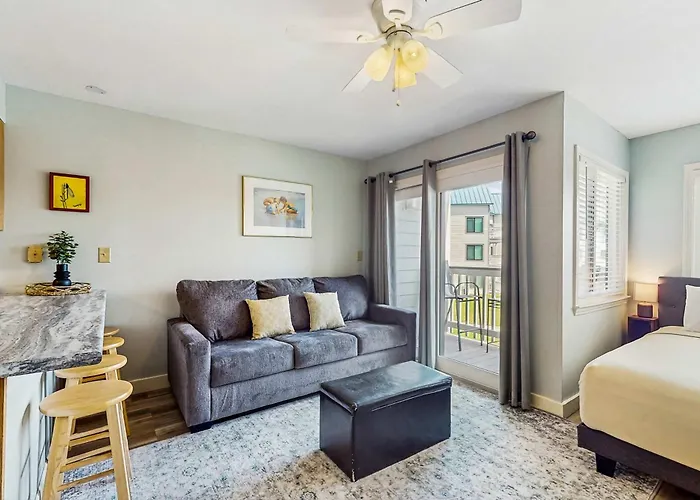 Pool View Studio With Onsite Sauna Beach Access And Pickleball Courts