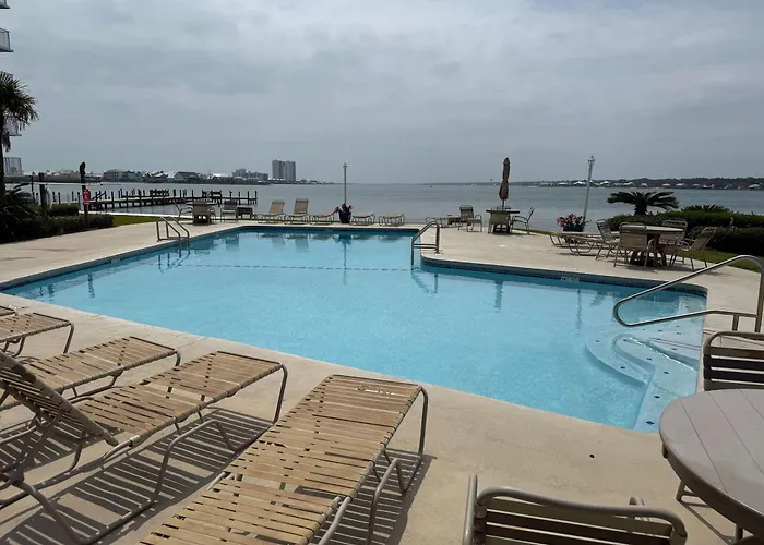 Waterfront Condo With Indoor & Outdoor Pools Plus Bbq