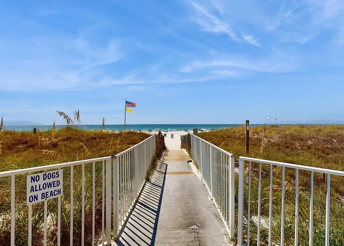 Snowbird-Friendly 1 Bedroom Gulf Side Condo With 4 Outdoor Pools
