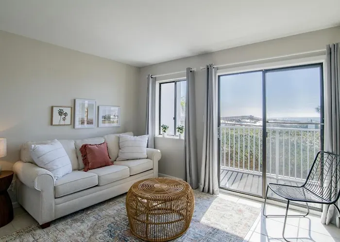 Beachfront Stylish Condo - Stunning Views!