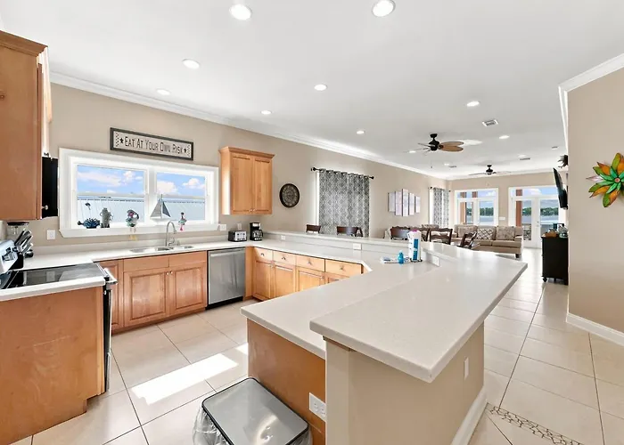 Eagles Nest Sleeps 10 Bay Views Pet-Friendly